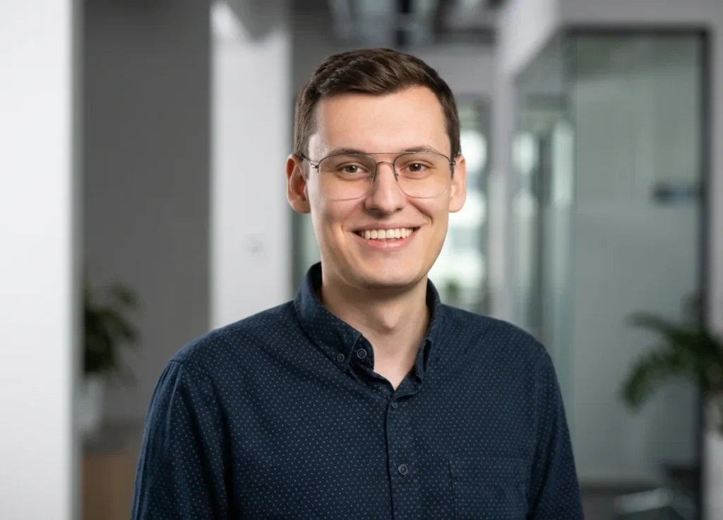 Zdjęcie przedstawia CEO ClinicWeb - Łukasza Sadowskiego